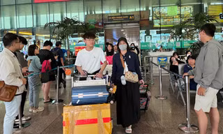 Cảnh tượng trái ngược ở sân bay Tân Sơn Nhất mùng 4 Tết 
