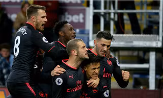 Cầu thủ Arsenal ôm lấy Sanchez mừng chiến thắng vô cùng quan trọng mùa này. Ảnh: AFP. 
