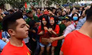 CĐV hò reo, gọi tên các tuyển thủ U23 Việt Nam trên phố đi bộ