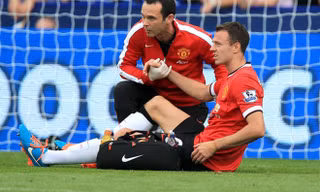 Jonny Evans dính chấn thương 