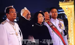 Đoàn đại biểu cấp cao Việt Nam, do Phó Chủ tịch nước Đặng Thị Ngọc Thịnh dẫn đầu, tham dự Lễ hỏa táng cố Nhà Vua Thái Lan Bhumibol Adulyadej. Ảnh (chụp qua màn hình): Tấn Nam/TTXVN