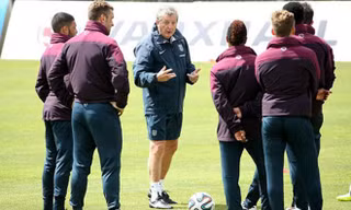 Roy Hodgson và các học trò. 