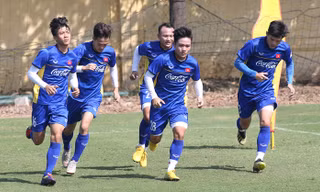 Đinh Thanh Trung (số 28) không được HLV Park Hang-seo chọn đi dự AFF Cup 2018. Ảnh: Vnexpress 