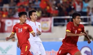 U19 Việt Nam (áo đỏ) trong trận cầu với các cầu thủ UAE.