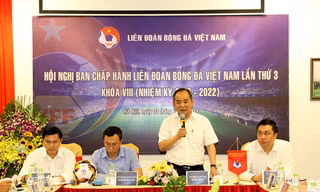 Chủ tịch VFF Lê Khánh Hải phát biểu tại Hội nghị chiều nay. Ảnh: VFF