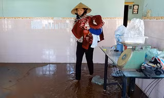 Người dân ở Vũng Tàu sơ tán tài sản sau sự cố vỡ kênh, nước tràn vào nhà. 