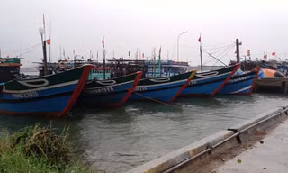 Ngư dân ven biển TT-Huế chủ động di dời ghe thuyền đến nơi cao an toàn.