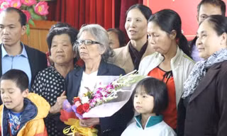 Gia đình bà Nga tại buổi xin lỗi công khai. 