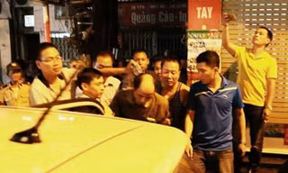 Sau 6 tiếng đồng hồ, lực lượng chức năng đã thuyết phục được ông Hùng rời nhà tới trụ sở công an để làm việc. 