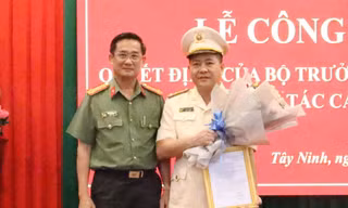 Tân phó Giám đốc Công an tỉnh Tây Ninh, thượng tá Nguyễn Quốc Toàn (phải sang).