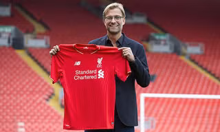 Tôi là ‘Người bình thường’, Jurgen Klopp tuyên bố trong buổi họp báo đầu tiên với tư cách HLV trưởng Liverpool. 