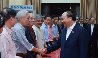 Chủ tịch nước Nguyễn Xuân Phúc với cử tri Tổ dân phố số 8, phường Điện Biên, quận Ba Đình, Hà Nội. 