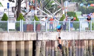 Nam thanh niên sau 2 giờ trốn dưới kênh đã tự leo lên bờ. Ảnh: A.X