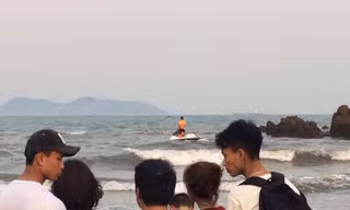 Lực lượng chức năng đang mở rộng khu vực lân cận tìm kiếm thi thể học sinh còn lại.