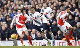 10 người Arsenal cầm hòa Tottenham