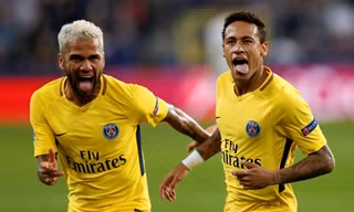 Việc Neymar và Dani Alves cư xử như ông chủ trong phòng thay đồ đang ngày càng khiến các đồng đội khó chịu.