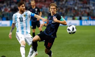 Messi và Modric trong cuộc chạm trán ở World Cup 2018. Ảnh: Getty Images