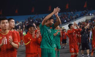 U23 Việt Nam ăn mừng kiểu Viking với CĐV sau trận thắng Thái Lan