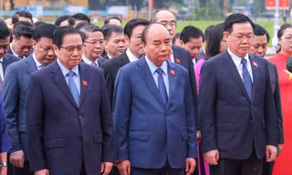 Hình ảnh đại biểu dự Kỳ họp thứ 3, Quốc hội khóa XV vào Lăng viếng Bác
