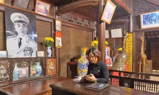Thạc sỹ Nguyễn Thị Minh Châu trong một lần về quê của Đại tướng ở làng An xá, xã Lộc Thủy, huyện Lệ Thủy để thu thập tài liệu