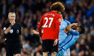 Fellaini trong tình huống húc đầu Aguero. Ảnh: AFP. 