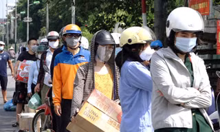 Xếp hàng dài tiếp tế cho khu phong tỏa Chương Dương