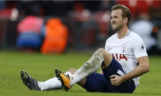 Kane ôm đùi ở cuối trận đấu với Liverpool. Ảnh: Reuters. 