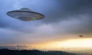Cô gái hết hồn khi phát hiện UFO ở cự ly cực gần