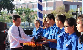 Ông Đào Anh Dũng Phó Chủ tịch UBND thành phố Cần Thơ trao tặng nón bảo hiểm cho thanh niên.