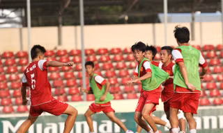 [ẢNH] U19 Việt Nam đội nắng luyện binh trước giờ ra trận