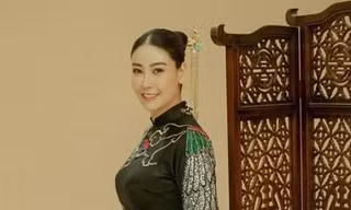 Bà Nguyễn Tăng Diệu Hương (phía trước) và Hà Kiều Anh khi còn bé (được bế phía sau) 