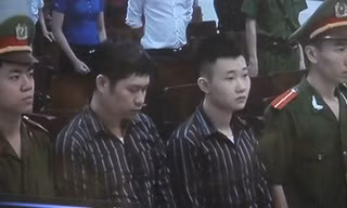 Hai bị cáo Nguyễn Mạnh Tường và Đào Quang Khánh trước vành móng ngựa. Ảnh: Bảo Thắng