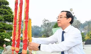 Lãnh đạo TPHCM dâng hương tưởng nhớ Chủ tịch Hồ Chí Minh, Chủ tịch Tôn Đức Thắng và các Anh hùng liệt sĩ