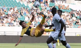 Khoảnh khắc Quang Hải thực hiện cú “ngả bàn đèn” phút 13. Ảnh: Pau FC