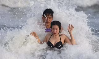 Hàng nghìn du khách đổ về, biển Vũng Tàu nhộn nhịp ngày cuối năm