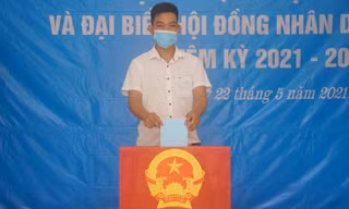 Người dân trên đảo Bạch Long Vĩ tham gia bỏ phiếu, bầu cử.