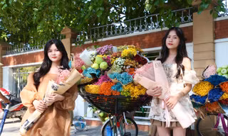 Xuống phố chụp ảnh ngày nắng đẹp, một gánh hoa có 10 'nàng thơ'