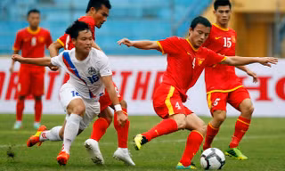Tuyển Việt Nam (áo đỏ) trong trận đấu với Sinh viên Hàn Quốc chiều nay. Ảnh: Thanh Niên