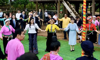 Hai Phu nhân Thủ tướng Việt - Nhật múa xòe cùng đồng bào các dân tộc phía Bắc
