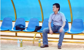 HLV Nguyễn Văn Sỹ giờ đây chỉ biết lặng lẽ khi niềm tin bị các học trò mang ra cá cược. Ảnh: Dũng Phương.