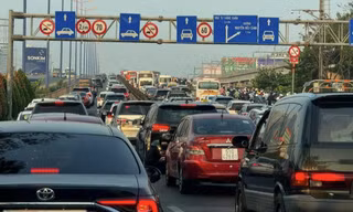Đề xuất sớm áp dụng thu phí vào nội đô, sử dụng gầm cầu làm bãi đỗ xe 