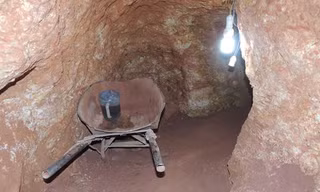 Bên trong "địa đạo" khai thác vàng.