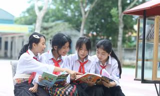 Trao tặng 100 tủ sách trong chương trình 'Chắp cánh ước mơ'