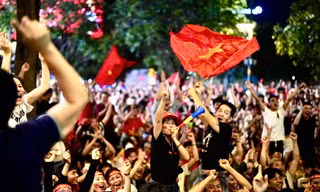 Cổ động viên nơi quê nhà cuồng nhiệt 'tiếp lửa' cho đội tuyển Việt Nam