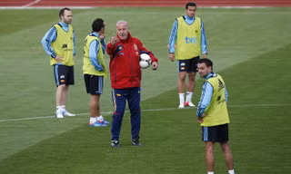 HLV Del Bosque có thể phải trả giá đắt khi vẫn đặt niềm tin vào tiki-taka và Barcelona.