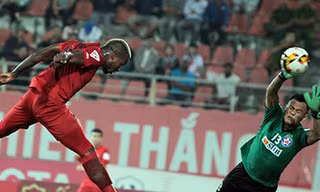 Stevens đánh bại thủ thành của Đà Nẵng.