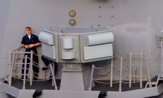 Cụm ăng ten gây nhiễu của hệ thống AN/SLQ-32. Ảnh: USNI.