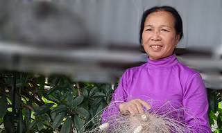 Bà Tâm bên tấm lưới cũ từng bắt được cá sủ vàng 23 năm trước.