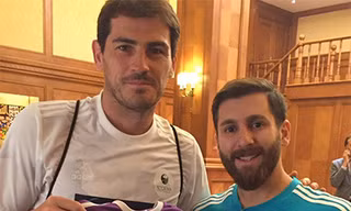 Casillas rất vui vẻ khi giao lưu với "Messi" phiên bản Iran. 