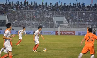 Công Phượng (áo trắng) và các đồng đội ở HAGL mở hàng V.League 2017 bằng... thất bại trước SHB.Đà Nẵng. Ảnh: Zing